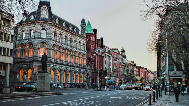 H and m outlet dame street opening hours